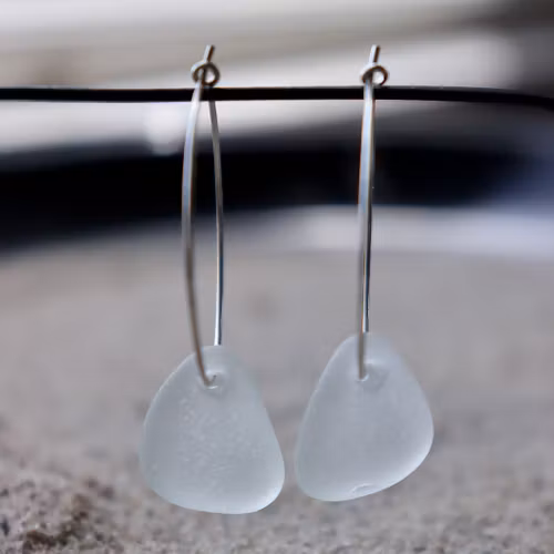 Big Loop White Petals örhängen