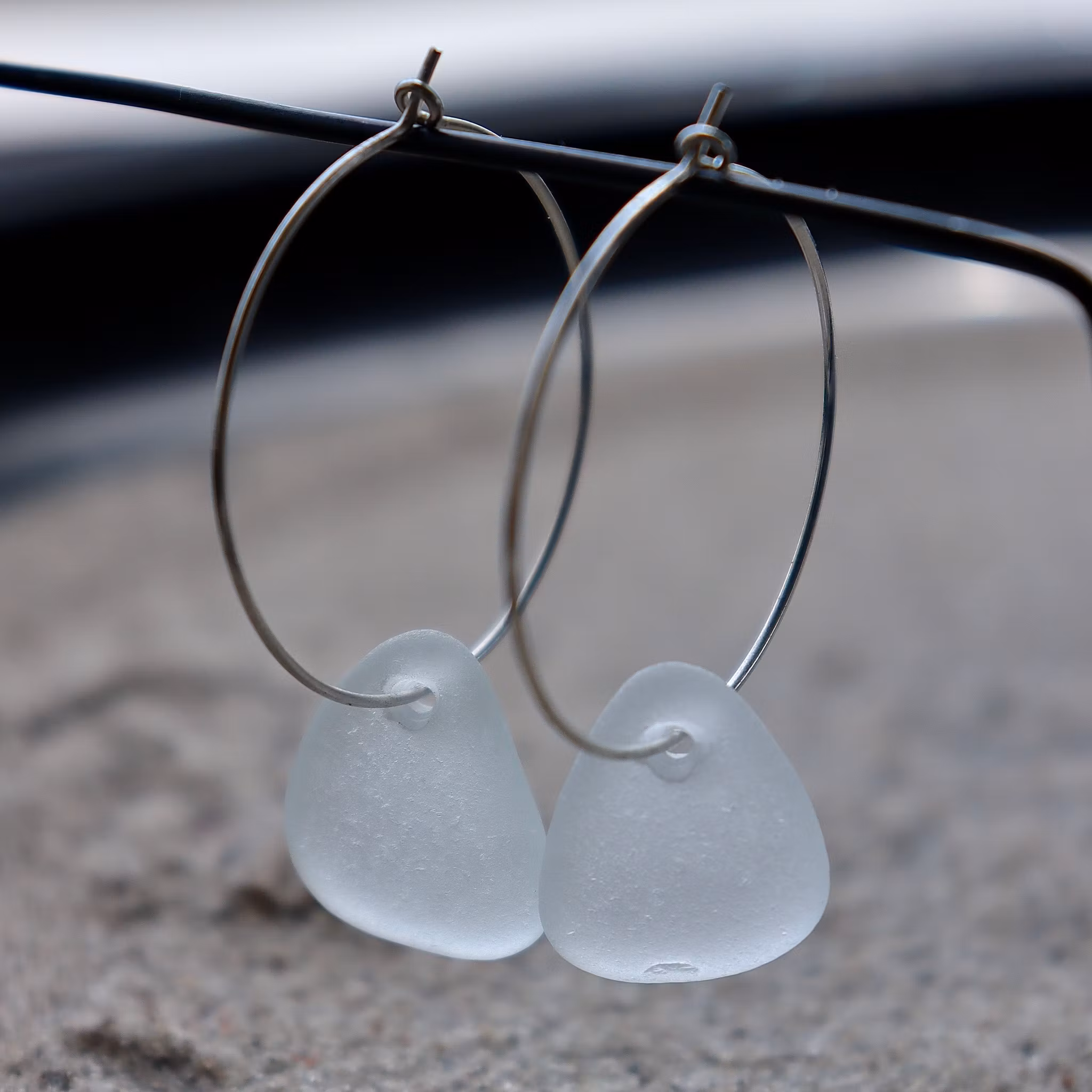 Big Loop White Petals örhängen