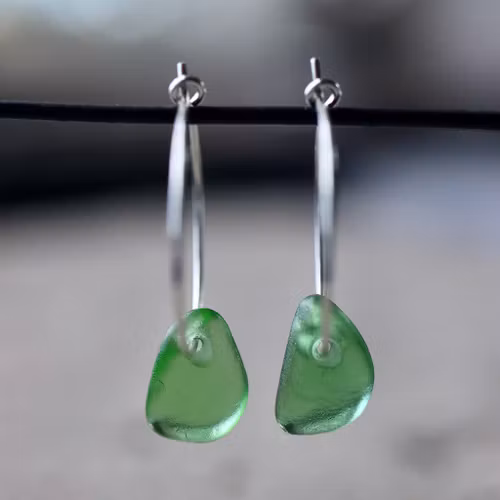 Small Loop Green Drops örhängen