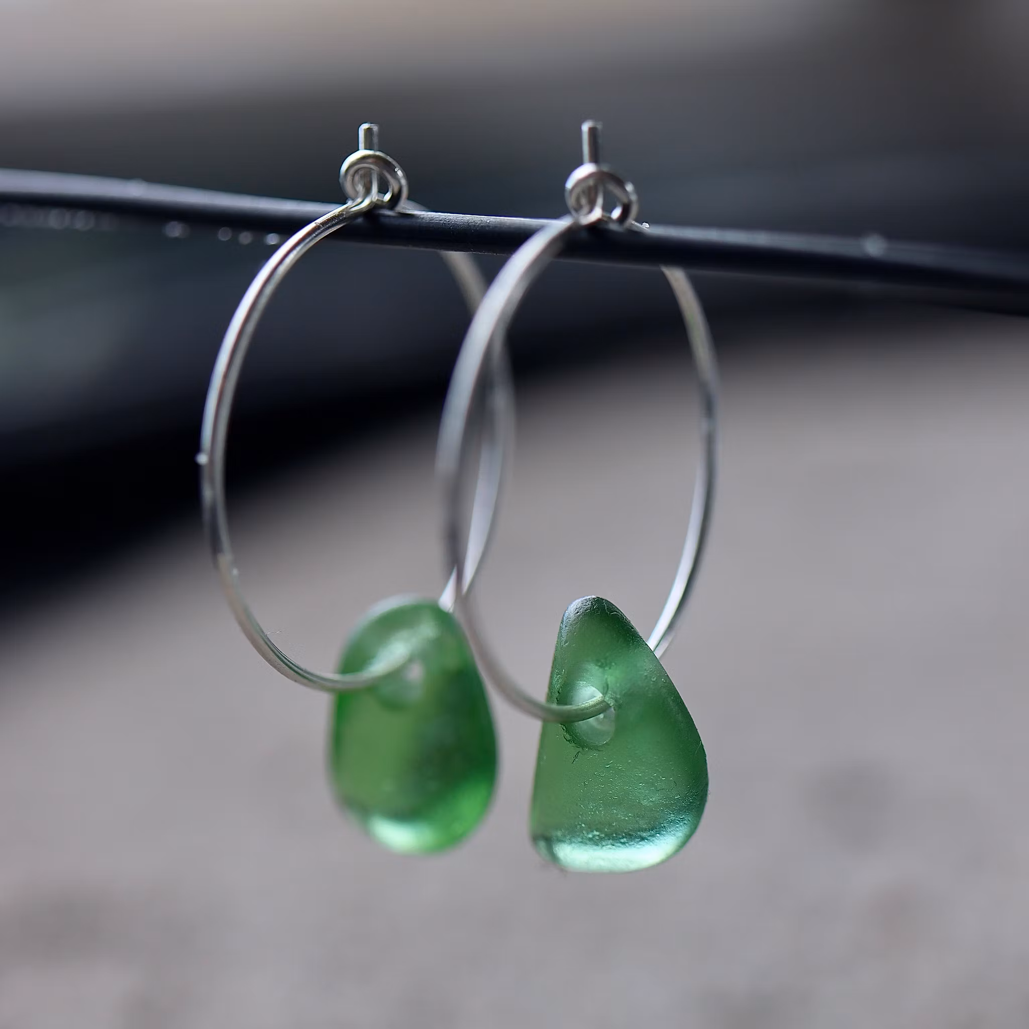 Small Loop Green Drops örhängen