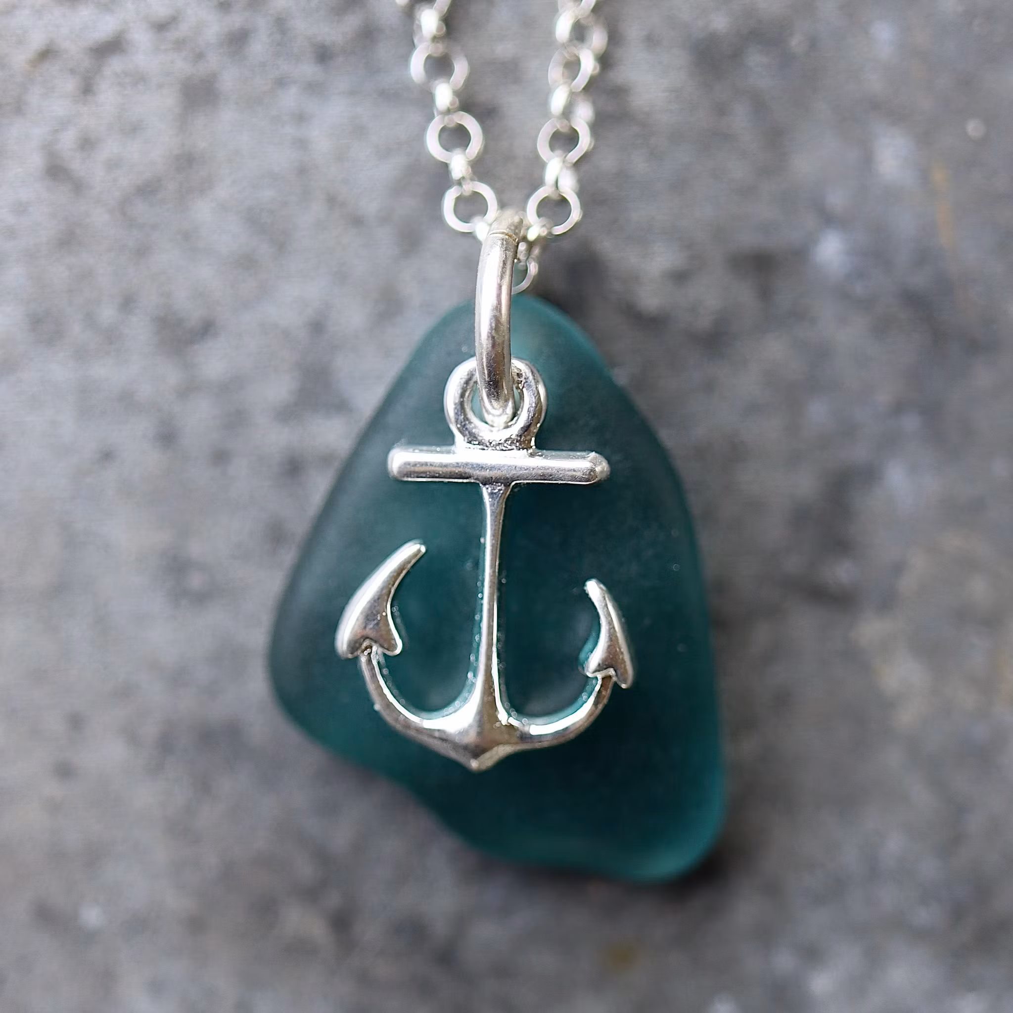 Anchored berlockhalsband