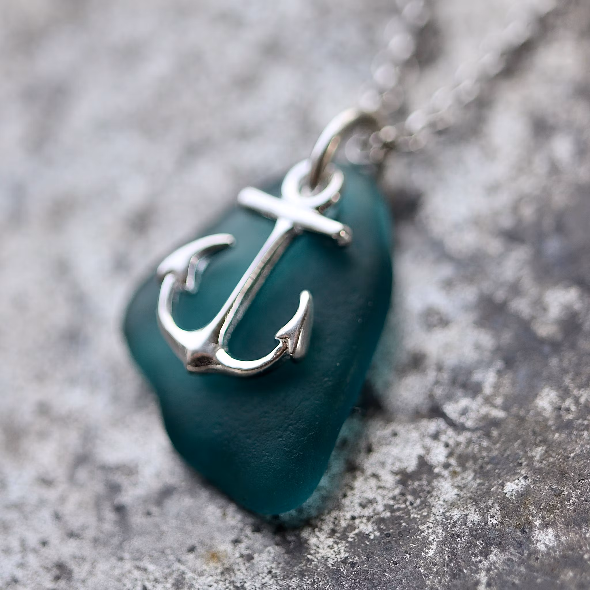 Anchored berlockhalsband