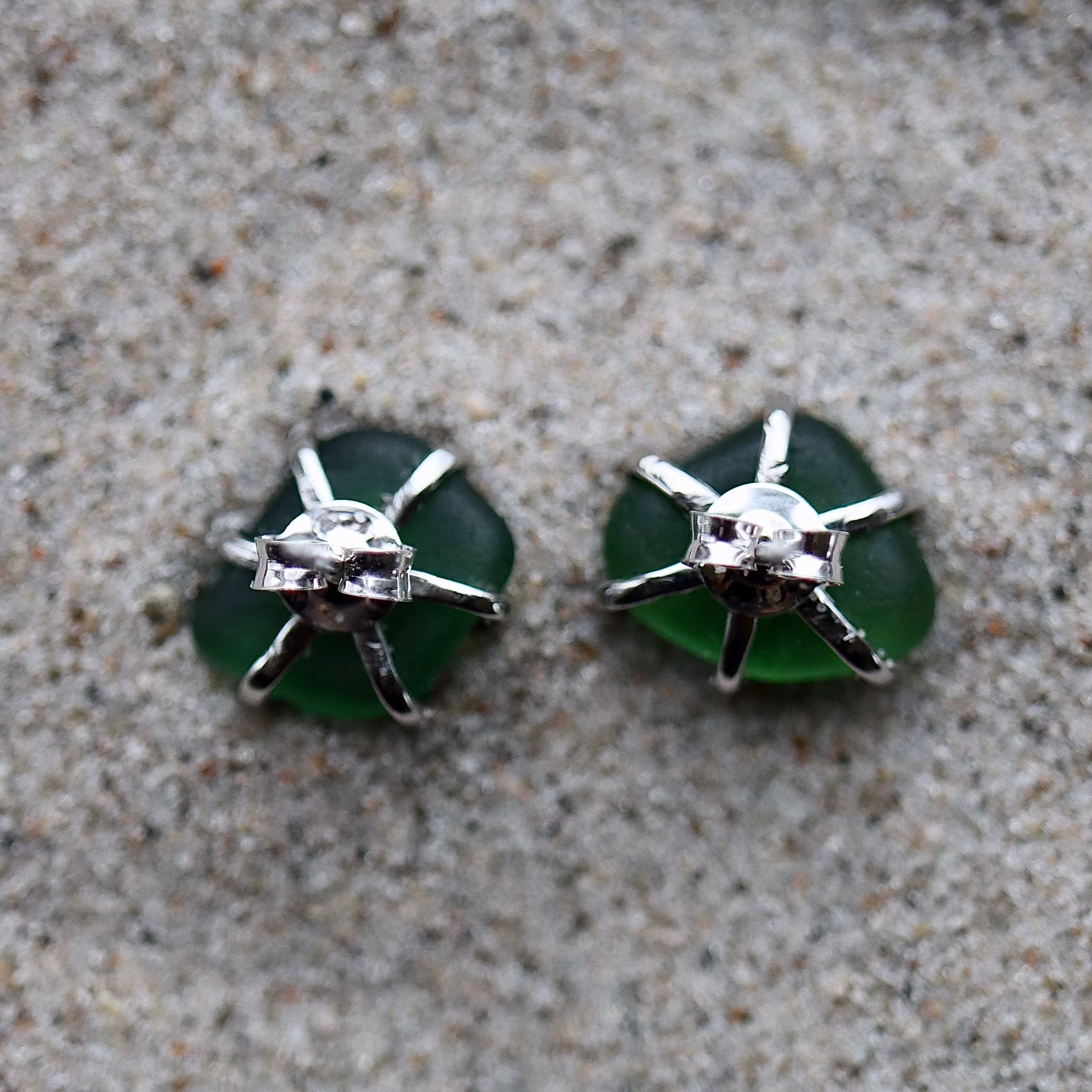 Springgreens stiftörhängen