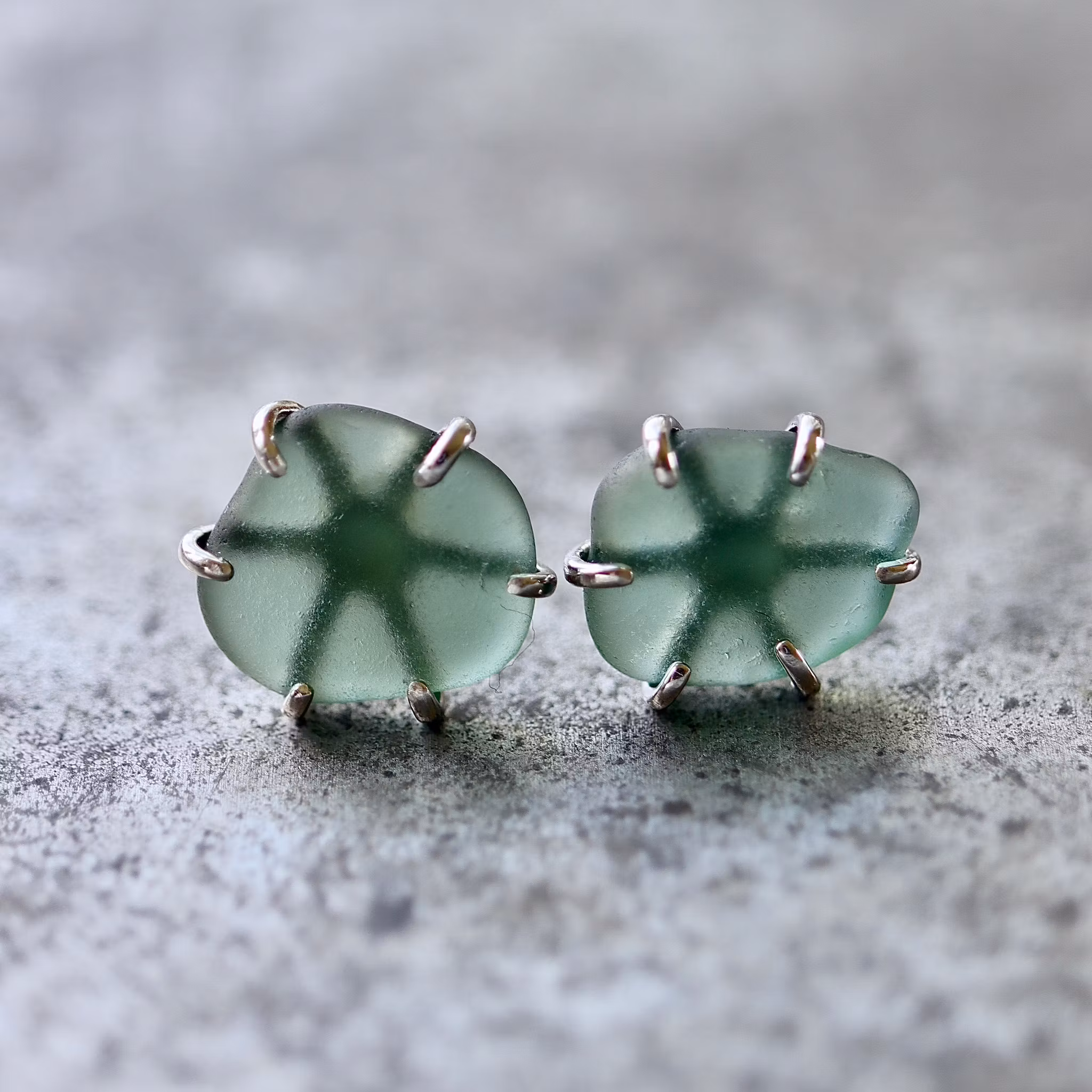 Soft Sea Green stiftörhängen