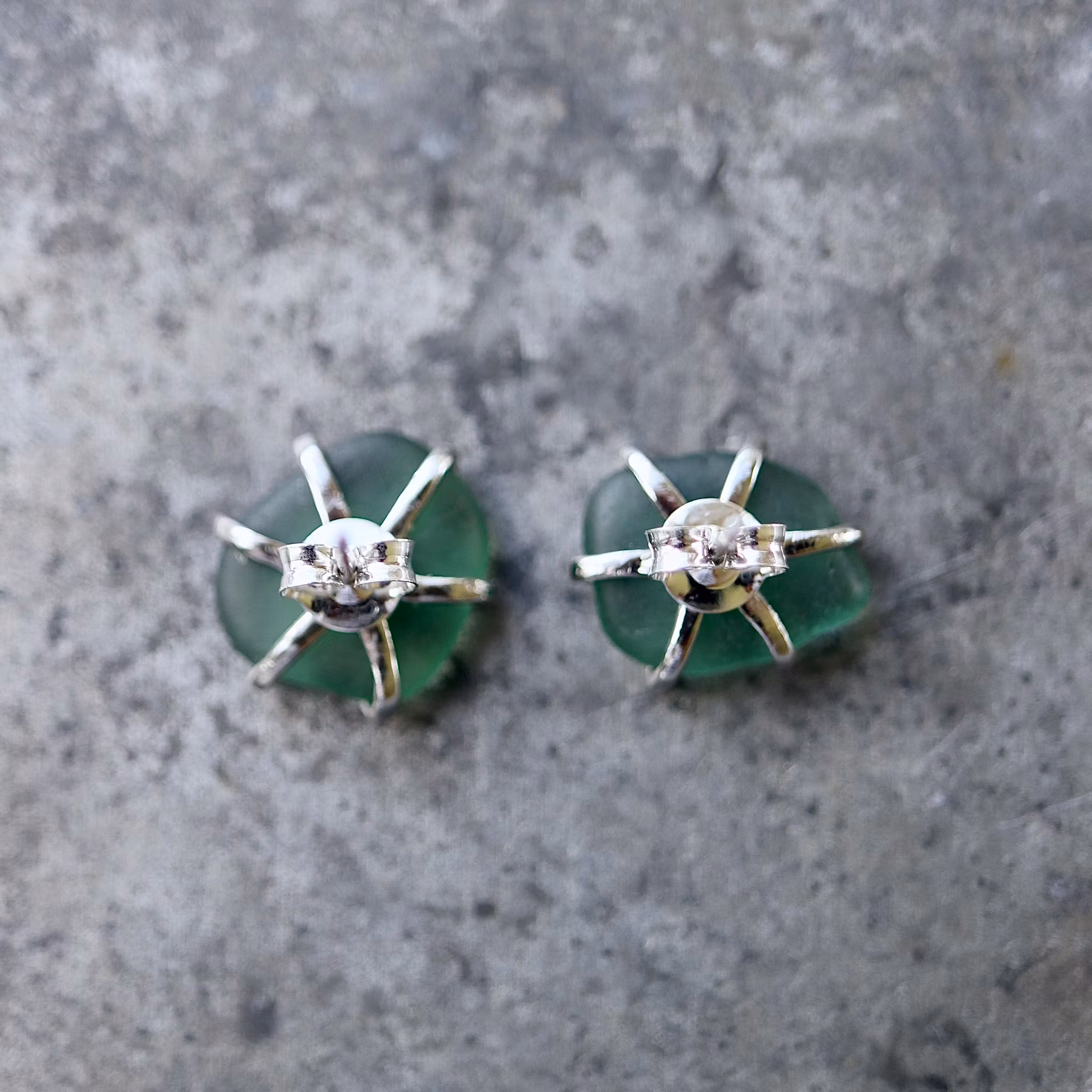 Soft Sea Green stiftörhängen