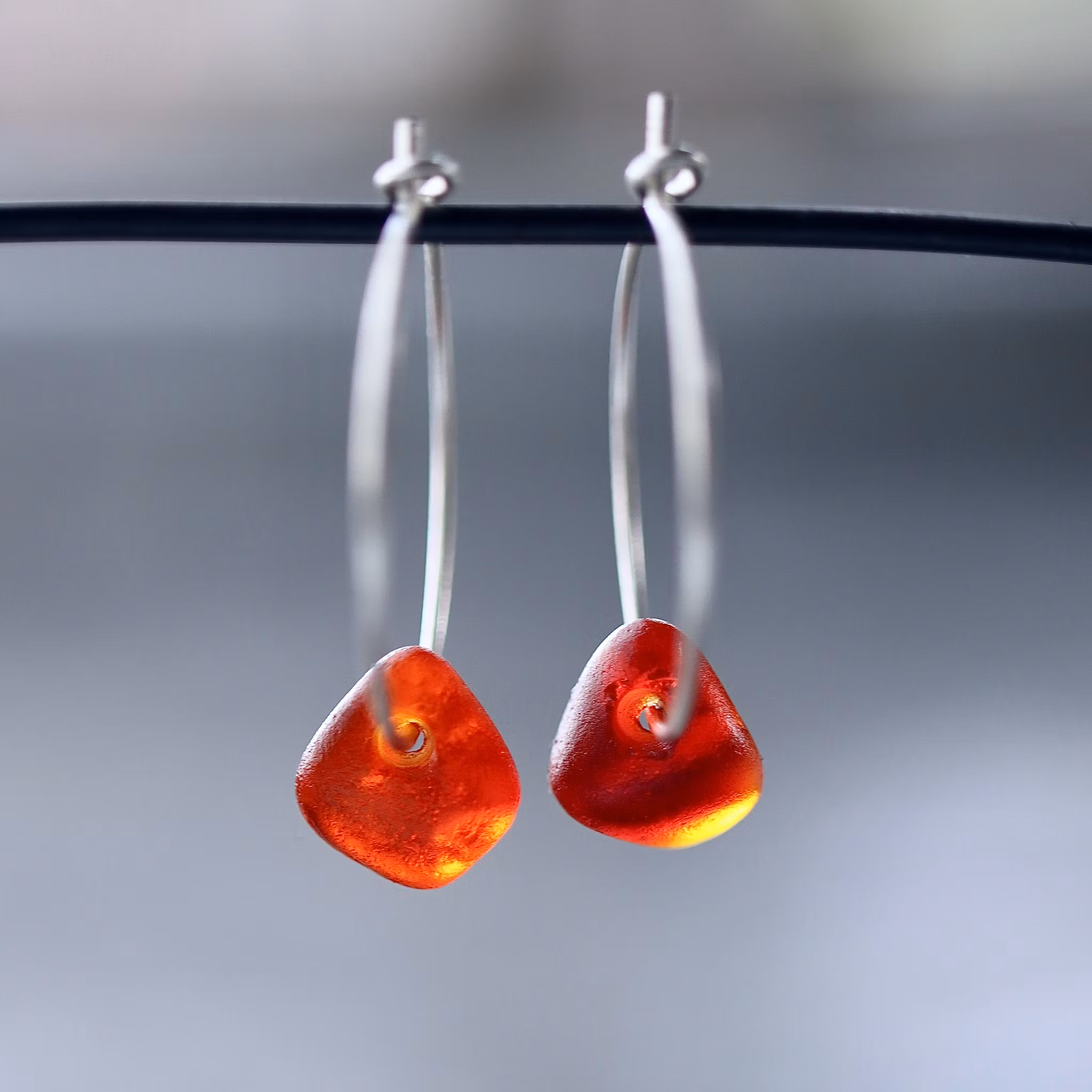 Small Loop Red Love örhängen