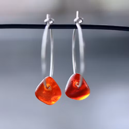 Small Loop Red Love örhängen