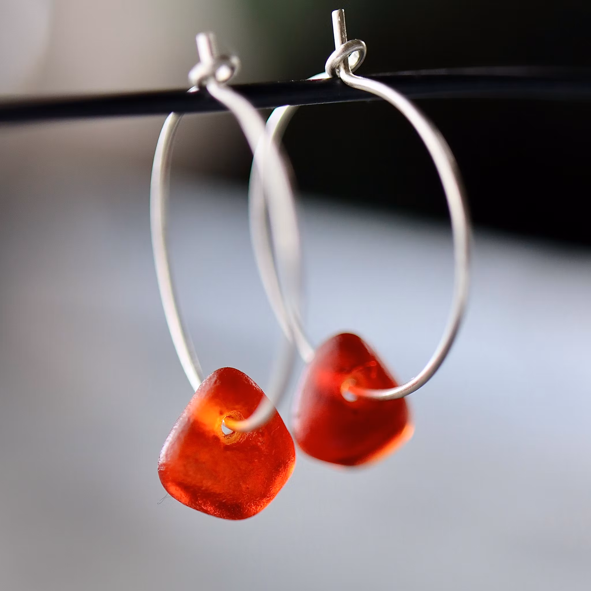 Small Loop Red Love örhängen