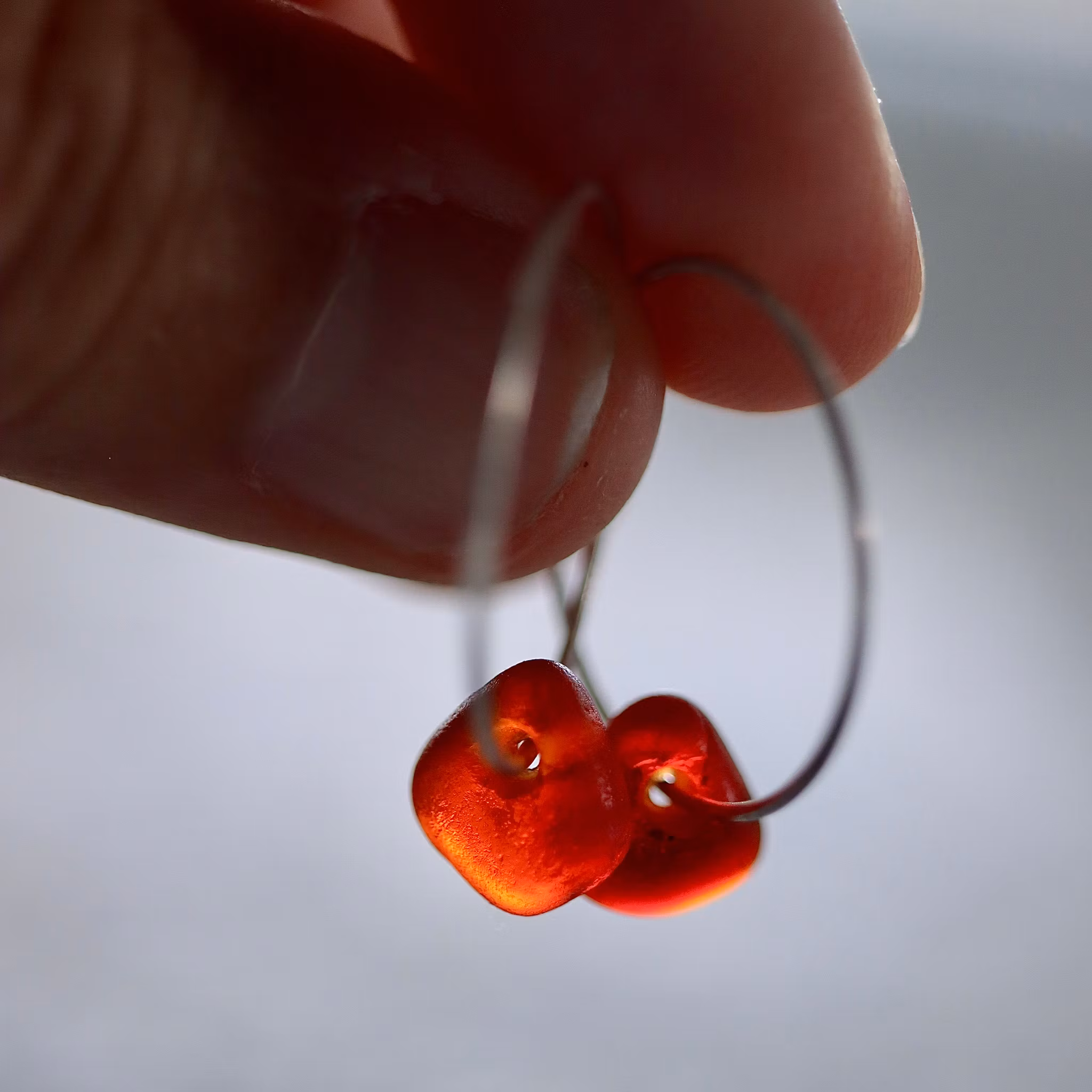 Small Loop Red Love örhängen