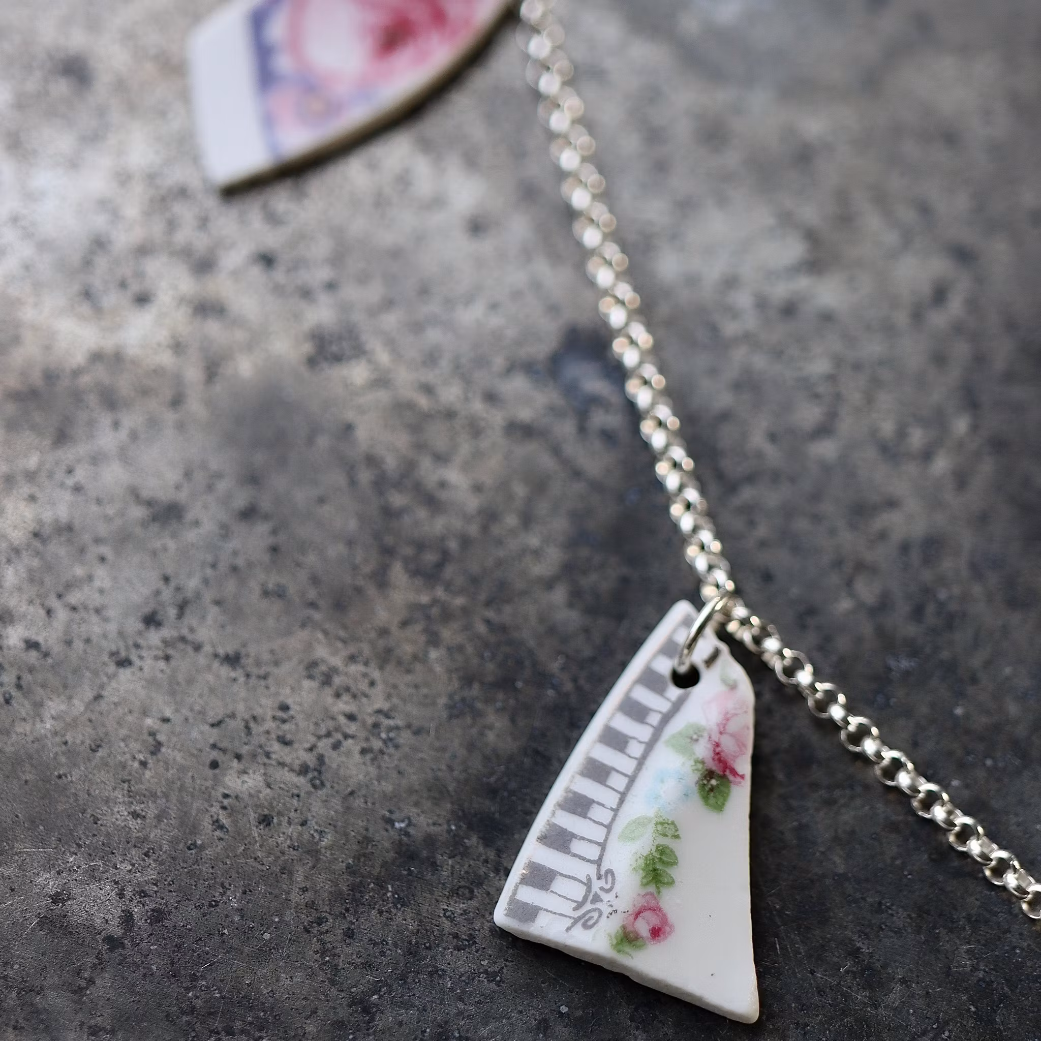 Treasure Hunter´s Shards Of Roses halsband