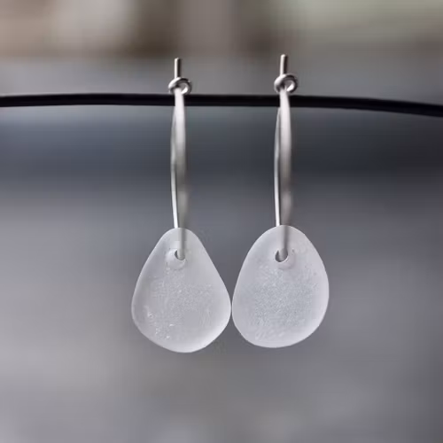 Small Loop White Drops örhängen