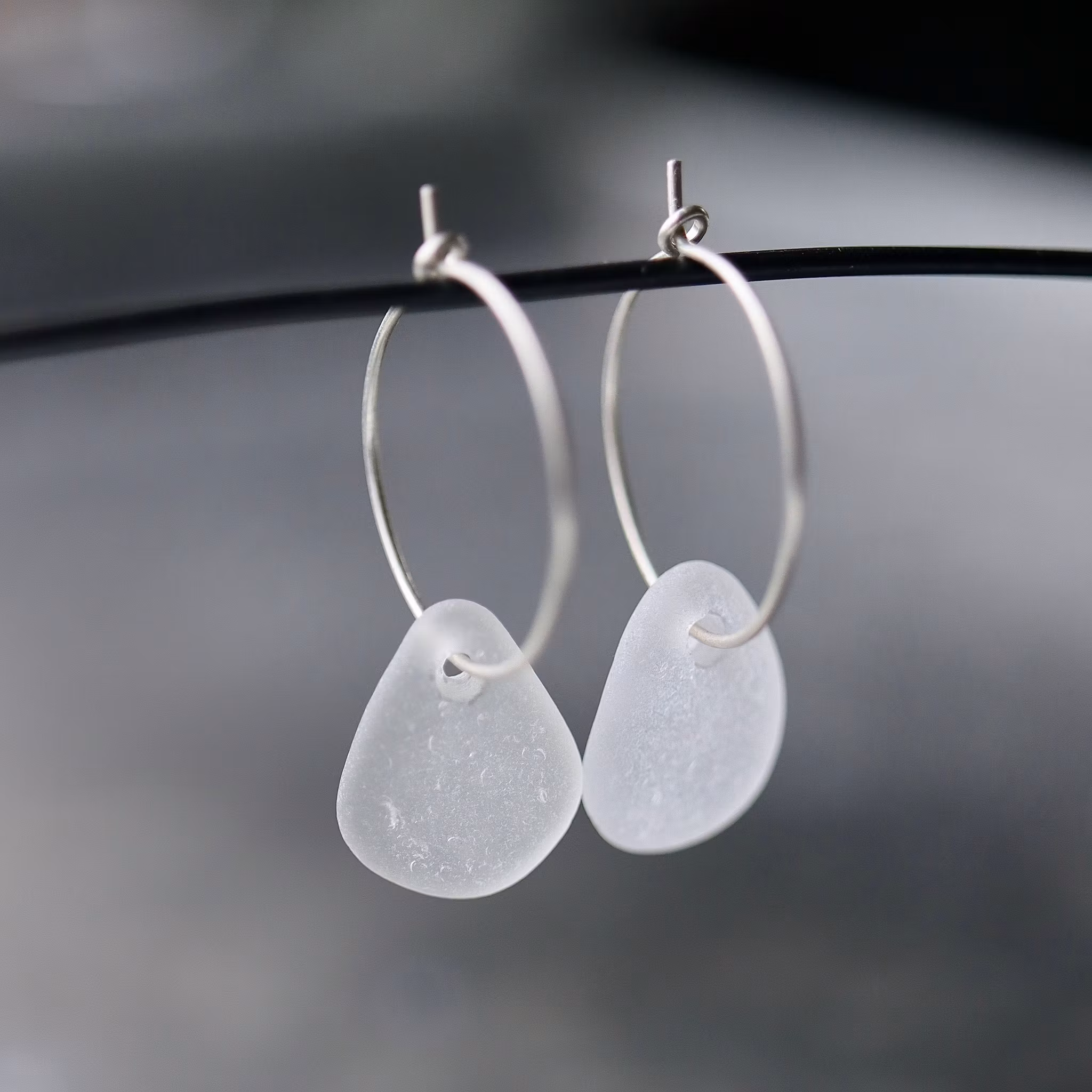 Small Loop White Drops örhängen