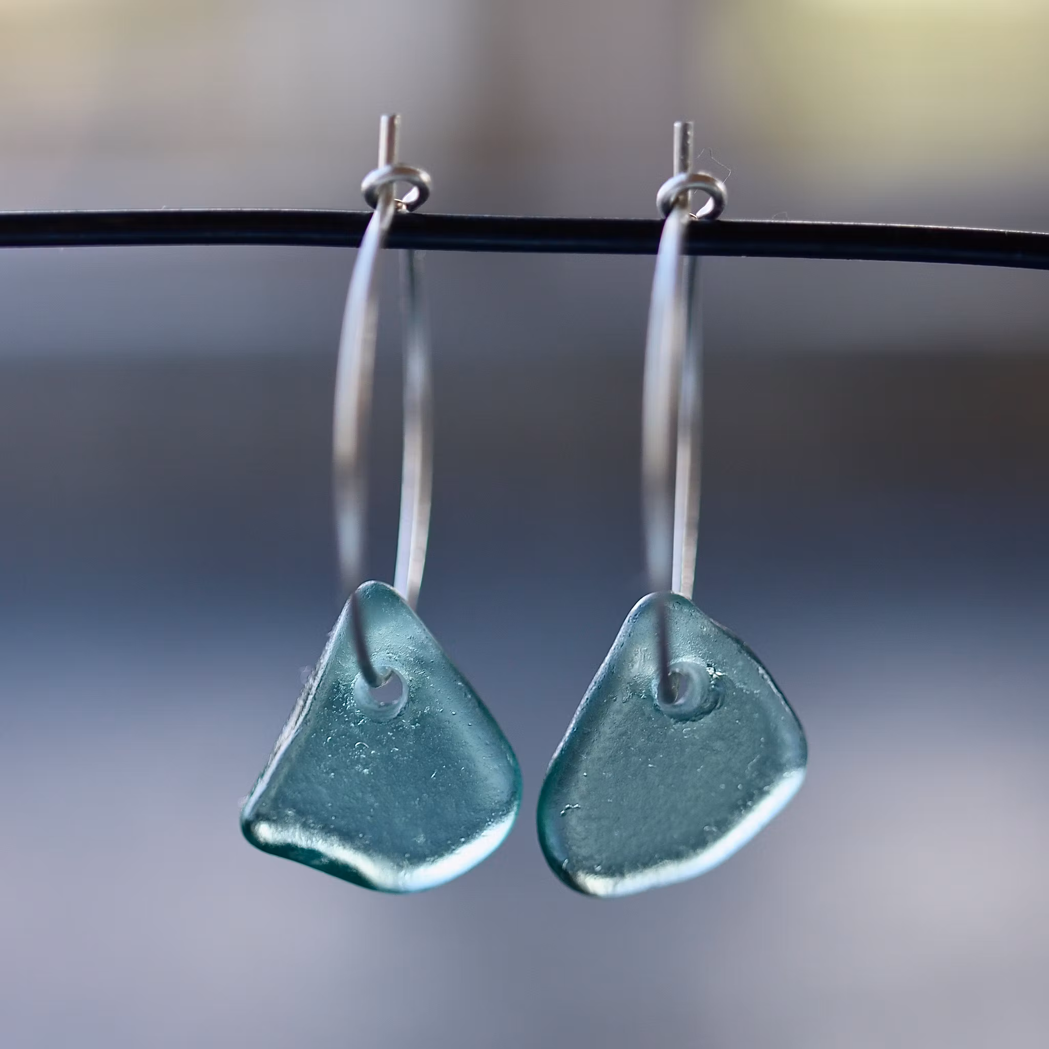 Small Loop Blue Love örhängen