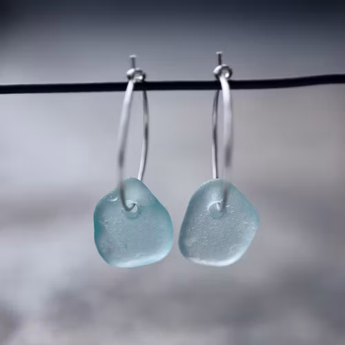 Small Loop Pretty Blues örhängen