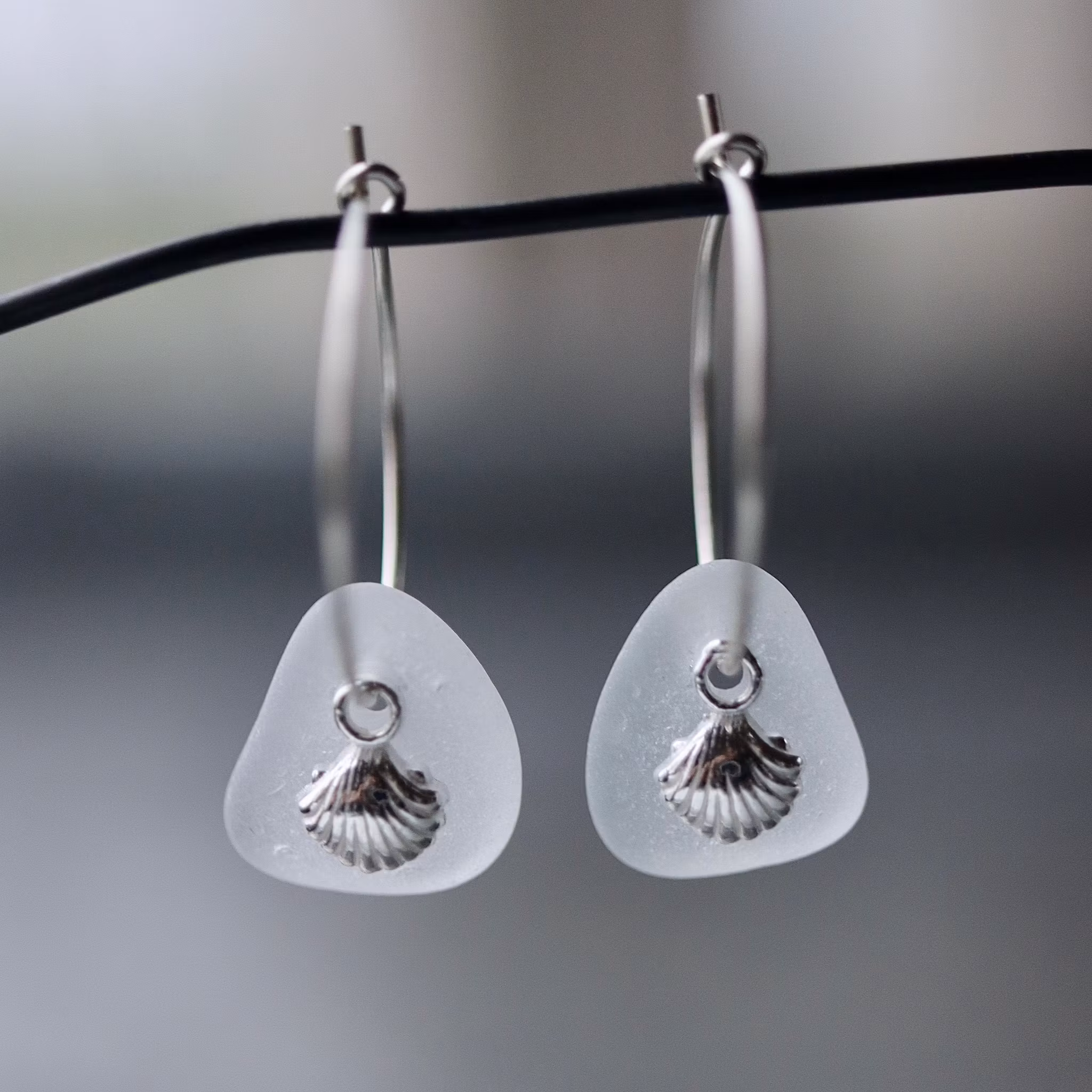 Small Loop Silvershells berlockörhängen