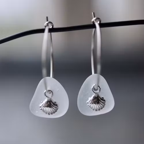 Small Loop Silvershells berlockörhängen