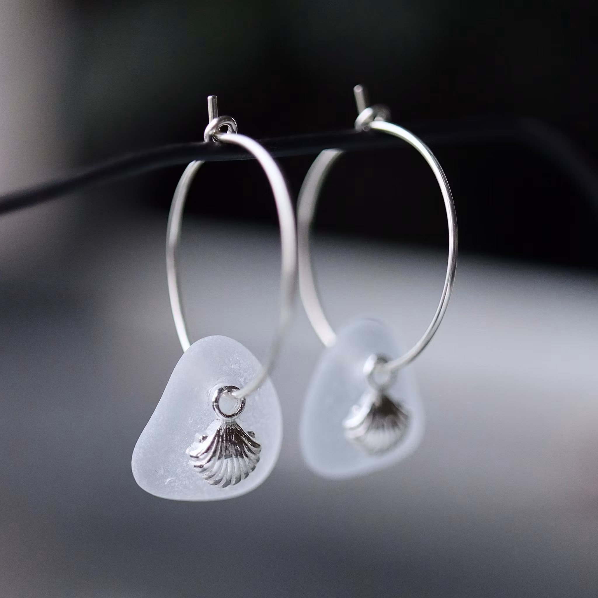 Small Loop Silvershells berlockörhängen