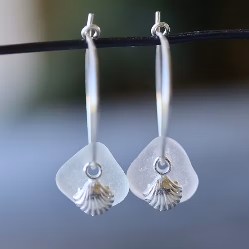 Small Loop White Shells berlockörhängen