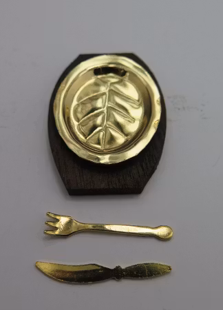 **Miniatyr** Mässingstallrik med bestick