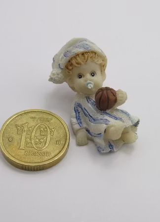 **Miniatyr** Sittande baby blå