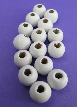 Vita träpärlor 11mm 30-p