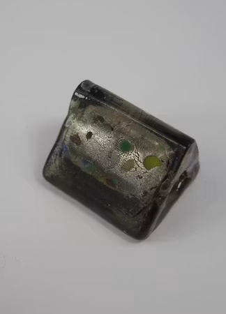 Glaspärlor trekantiga svart/silver