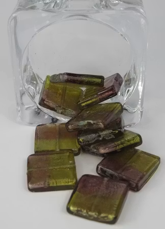 Fyrkantiga glaspärlor lila/guld