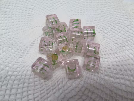 Fyrkantiga glaspärlor rosa