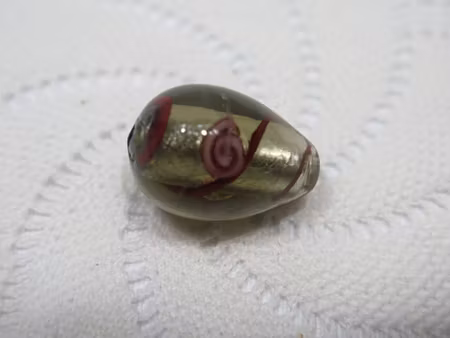 Droppformade glaspärlor med blomma silver med röd rand