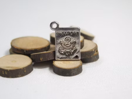Charms - Berlock - Passport - antik silver