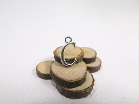 Silverpläterade bokstavs berlock/charm C
