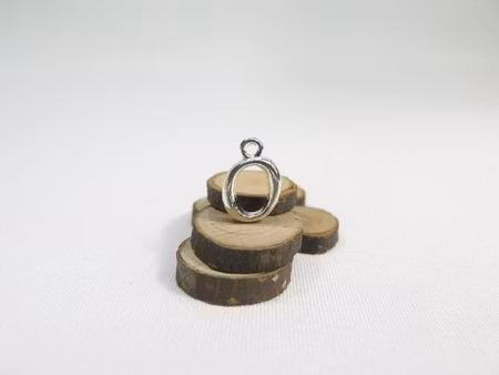 Silverpläterade bokstavs berlock/charm O