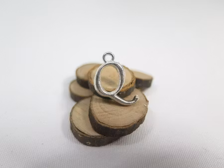 Silverpläterade bokstavs berlock/charm Q