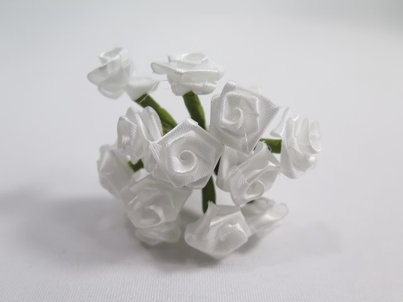 Satin rosor i bunt 12st vita