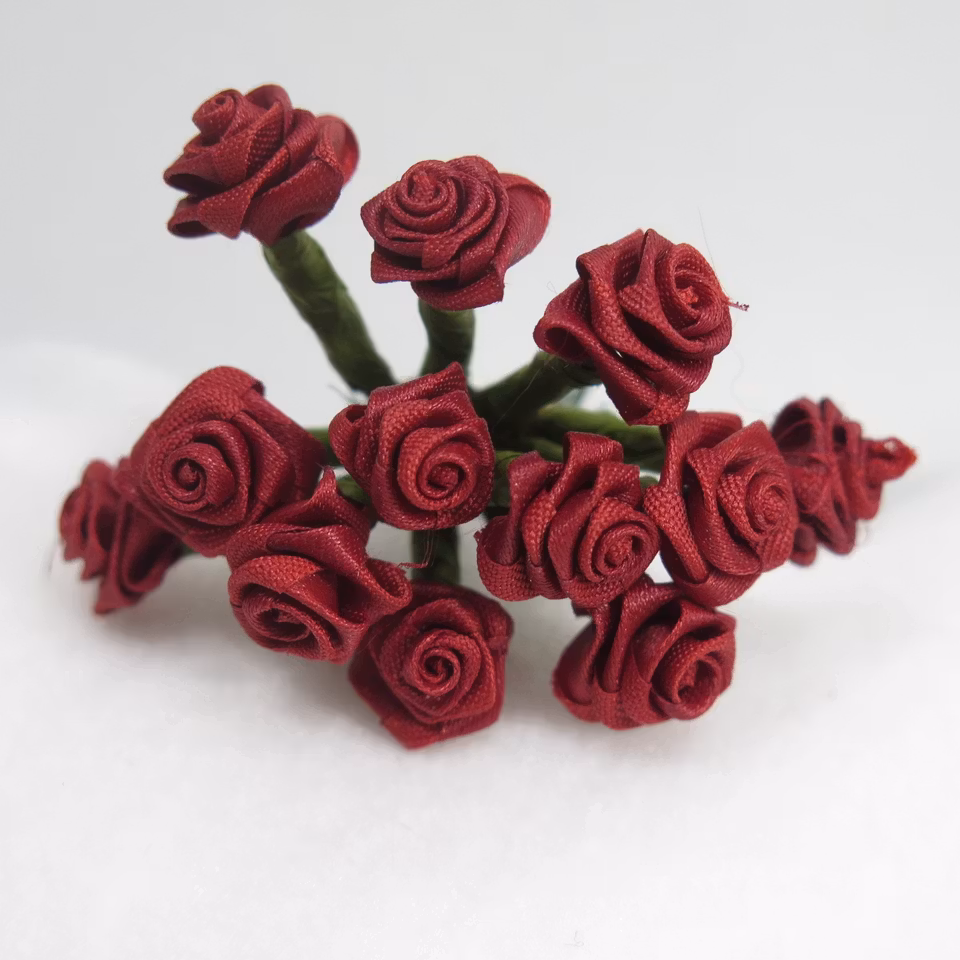 Satin rosor i bunt 12st vinröd