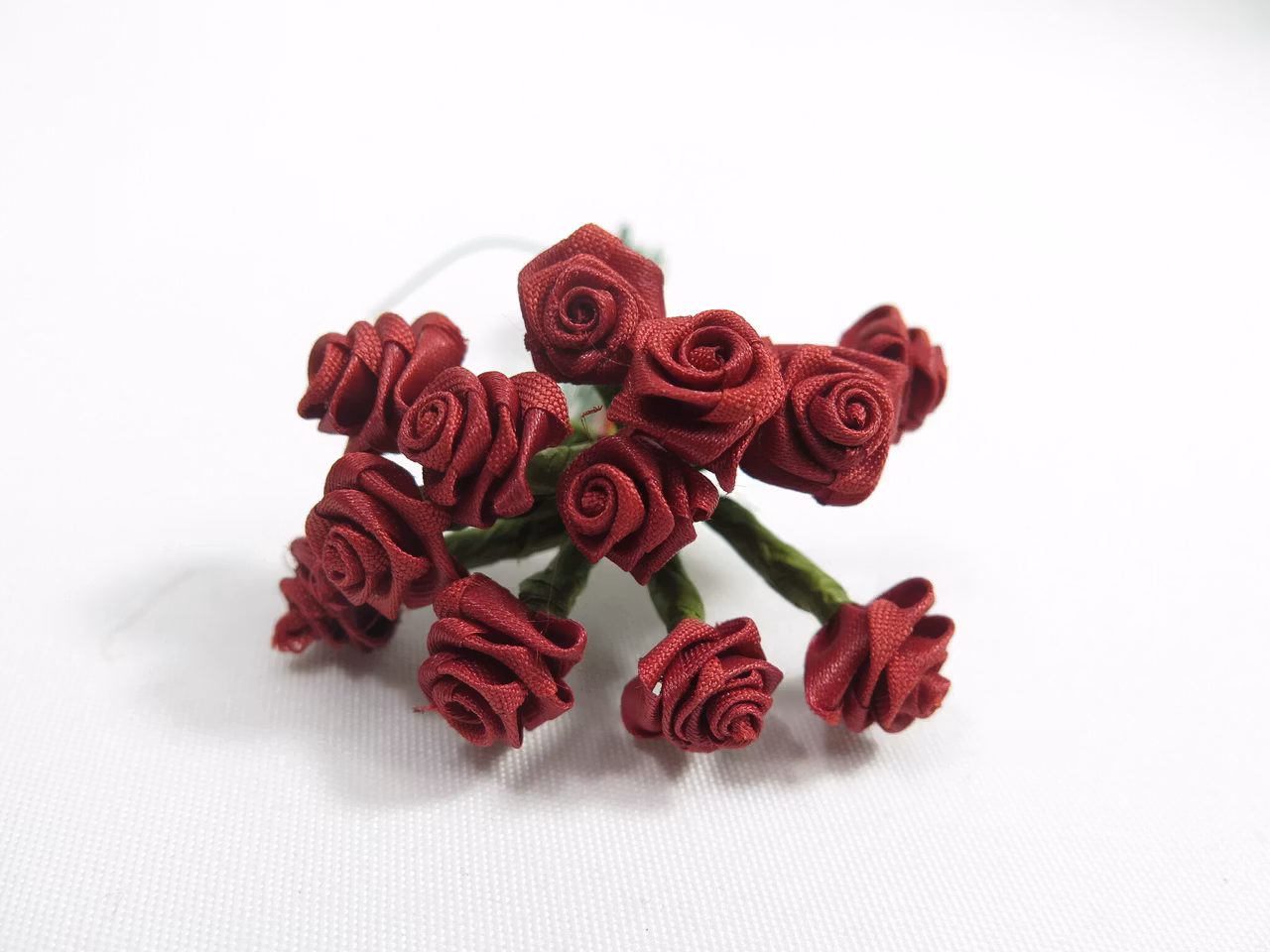 Satin rosor i bunt 12st vinröd