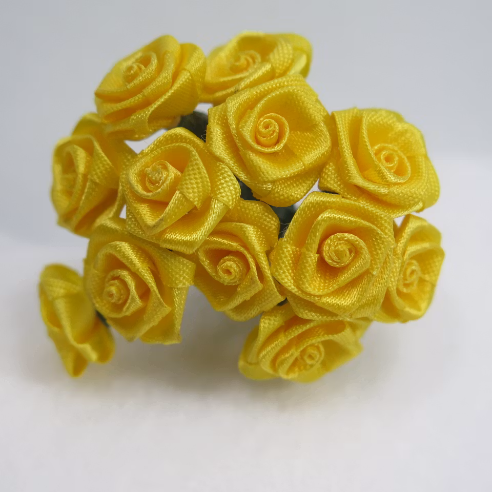 Satin rosor i bunt 12st gul