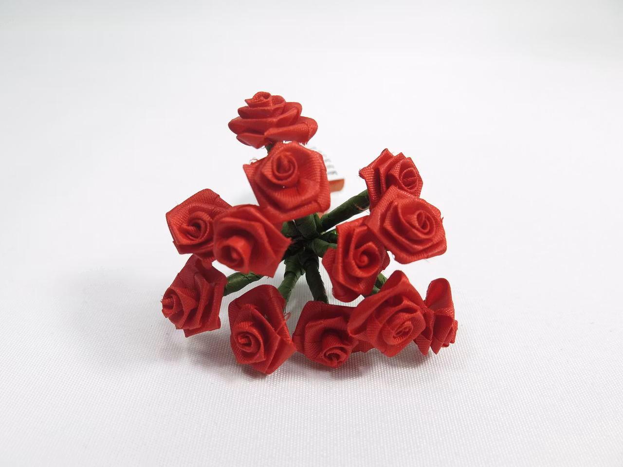 Satin rosor i bunt 12st röd