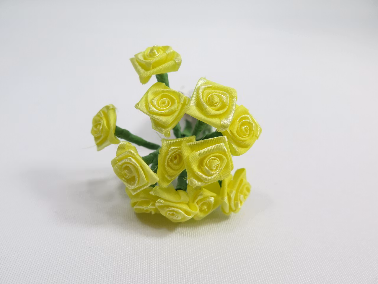 Satin rosor i bunt 12st ljusgul