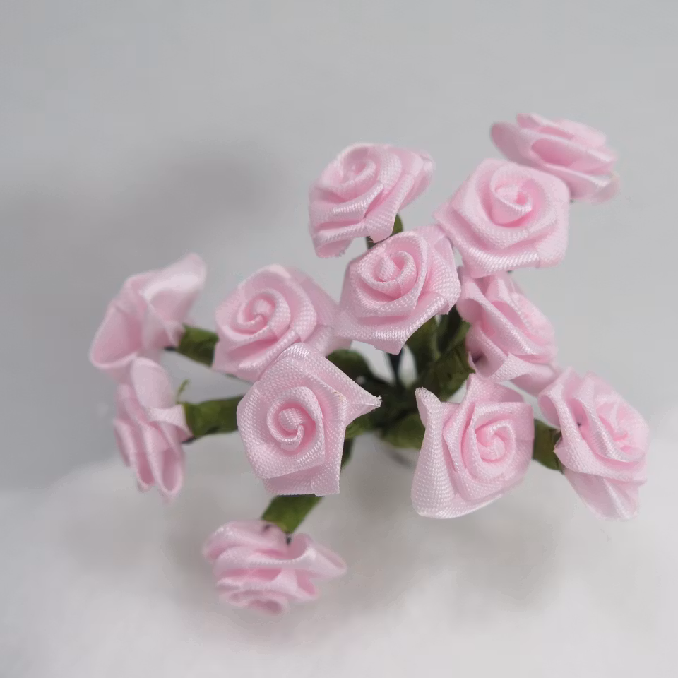 Satin rosor i bunt 12st ljusrosa