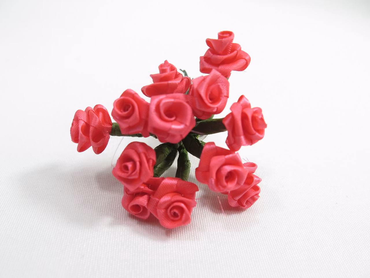 Satin rosor i bunt 12st mörkrosa