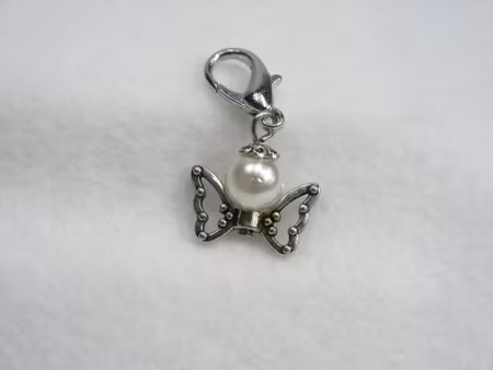 Charms - Berlock - vaxad glaspärla med vingar- antik silver/vit - 34mm