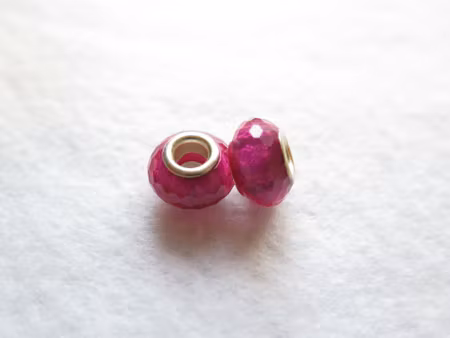 Pärla med stort hål fasett mönstrad cerise