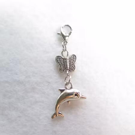 Charms - Berlock - delfin med fjäril, hummer lås- antik silver