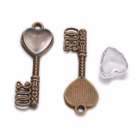 Charms - Berlock - Nyckel med glas hjärta - antik brons