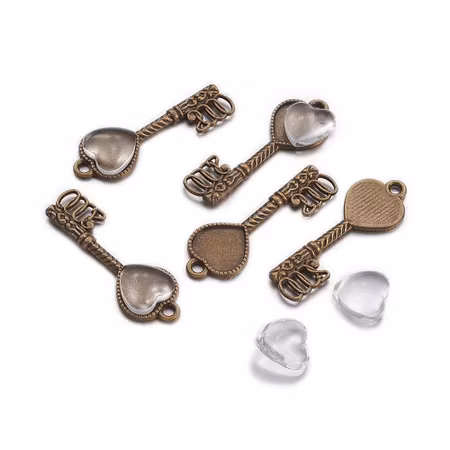 Charms - Berlock - Nyckel med glas hjärta - antik brons