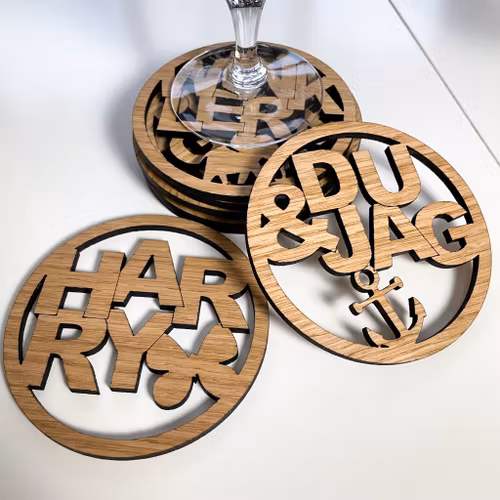 GLASUNDERLÄGG trä 6-pack – med valfri text