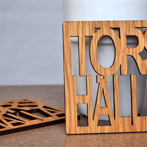 GLASUNDERLÄGG trä 4-pack – fyrkantig med valfri text