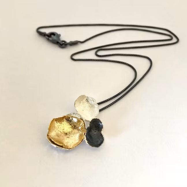 Gabrielle - Snyggt silverhalsband i silver, svart och guld