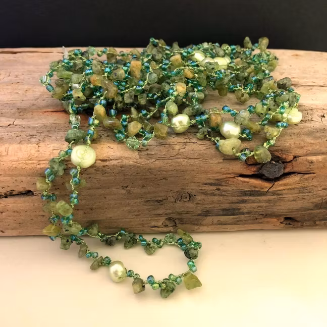 Emmi green - Långt halsband med äkta stenar och pärlor